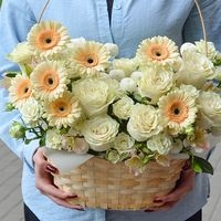 Цветы в корзинах