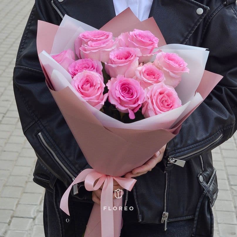 11 розовых роз в упаковке