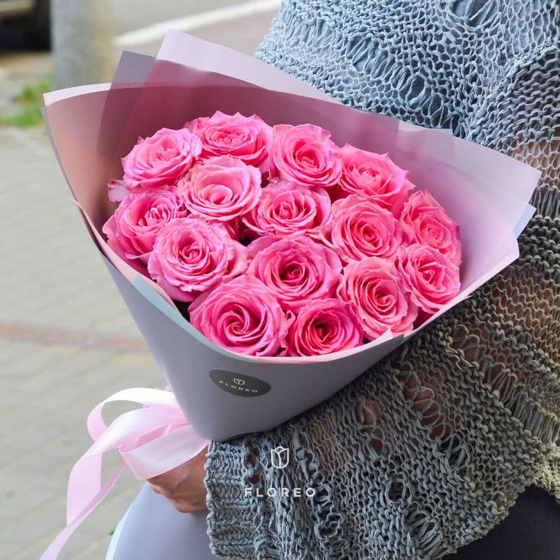 15 розовых роз