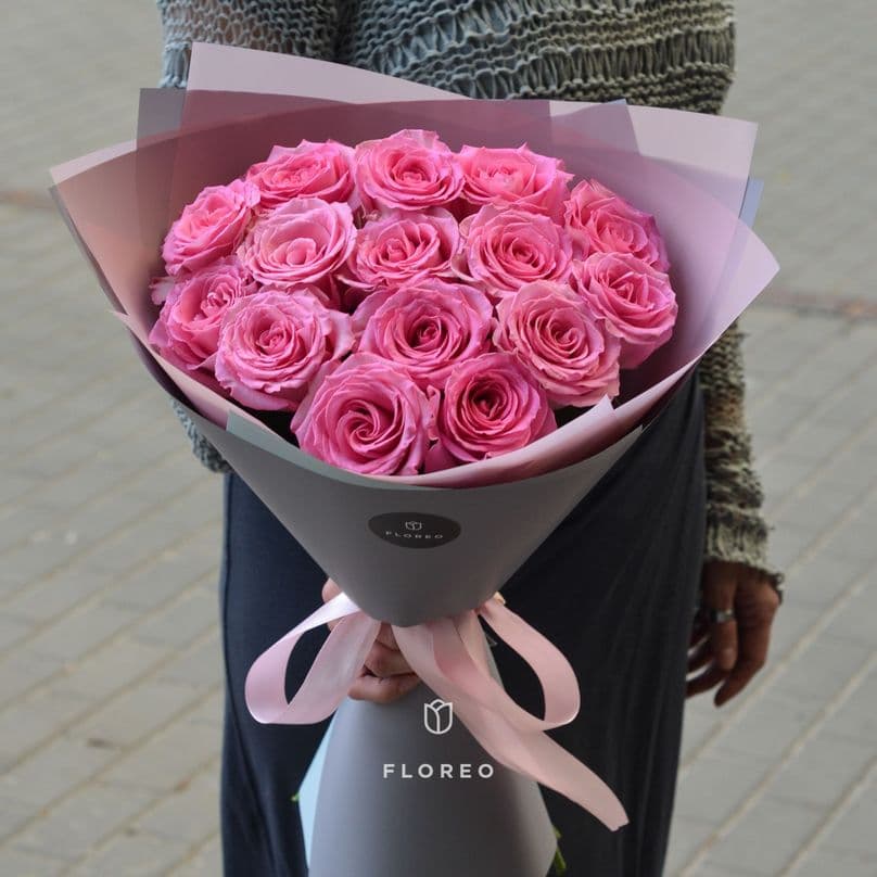 15 розовых роз