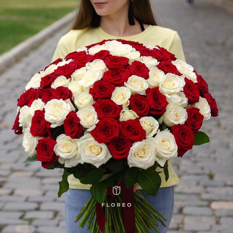101 роза микс красных и белых