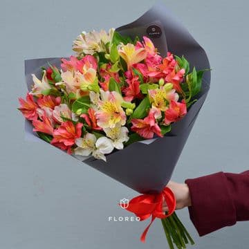 9 альстромерий в упаковке