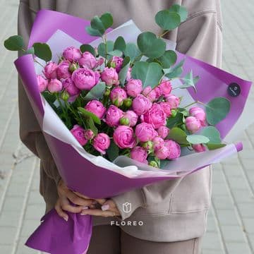 9 кустовых пионовидный роз в упаковке