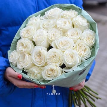 21 пионовидная белая роза в упаковке