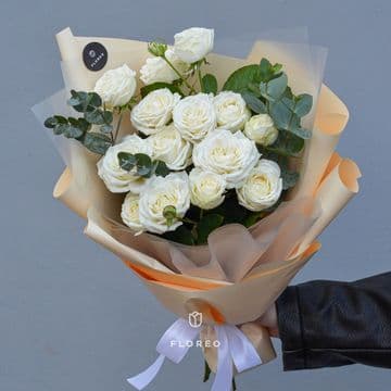 Белые кустовые пионовидные розы с эвкалиптом