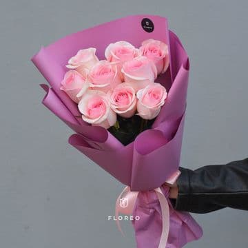 9 нежно-розовых роз в упаковке
