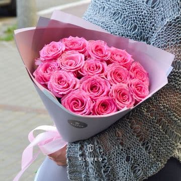 15 розовых роз