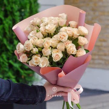 9 кремовых кустовых роз в розовой упаковке
