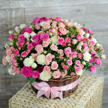 45 кустовых микс роз в корзине