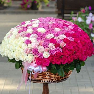 351 роза микс в корзине