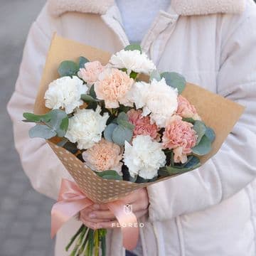 11 гвоздик микс с эвкалиптом