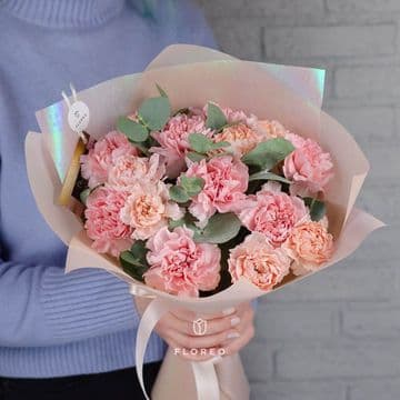 15 розово-персиковых гвоздик с эвкалиптом