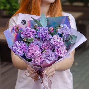 11 ярких сиреневых гвоздик в упаковке