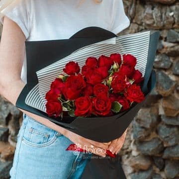 7 красных кустовых роз в упаковке