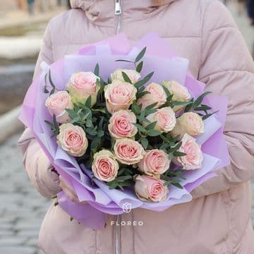 15 нежно-розовых роз с эвкалиптом