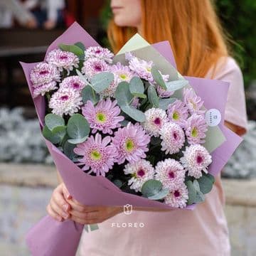 5 сиреневых кустовых хризантем с эвкалиптом