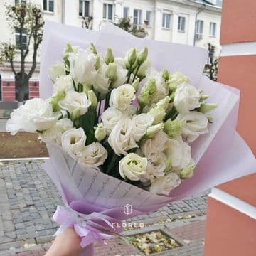 7 белых эустом в упаковке