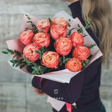 11 роз Кахала с эвкалиптом