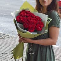 15 ароматных красных роз в упаковке
