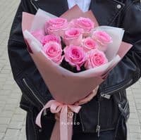 11 розовых роз в упаковке