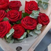 9 красных роз с эвкалиптом