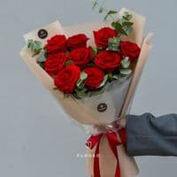 9 красных роз с эвкалиптом