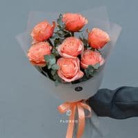 7 пионовидных роз Кахала с эвкалиптом