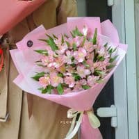9 розовых альстромерий