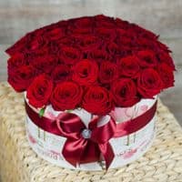 45 красных роз в коробке