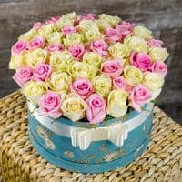 51 роза микс в коробке