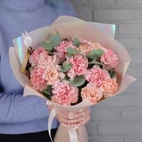 15 розово-персиковых гвоздик с эвкалиптом