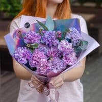 11 ярких сиреневых гвоздик в упаковке