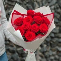 11 алых роз в упаковке