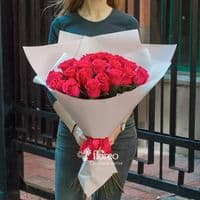 25 малиновых роз в упаковке