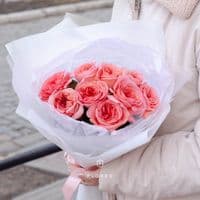 9 розовых пионовидных роз в упаковке