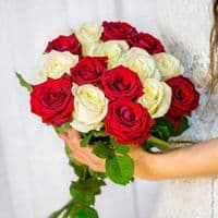 15 роз микс красных и белых