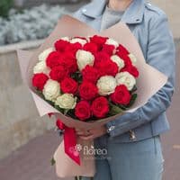 35 роз микс красных и белых в упаковке