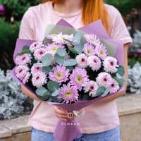 5 сиреневых кустовых хризантем с эвкалиптом