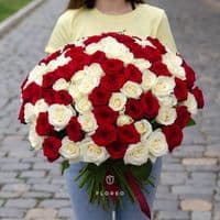 101 роза микс красных и белых
