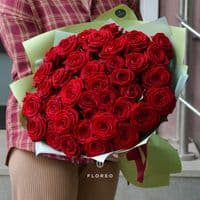 35 красных роз в упаковке