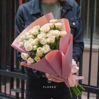 9 кремовых кустовых роз в розовой упаковке