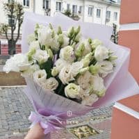 7 белых эустом в упаковке