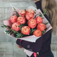 11 роз Кахала с эвкалиптом