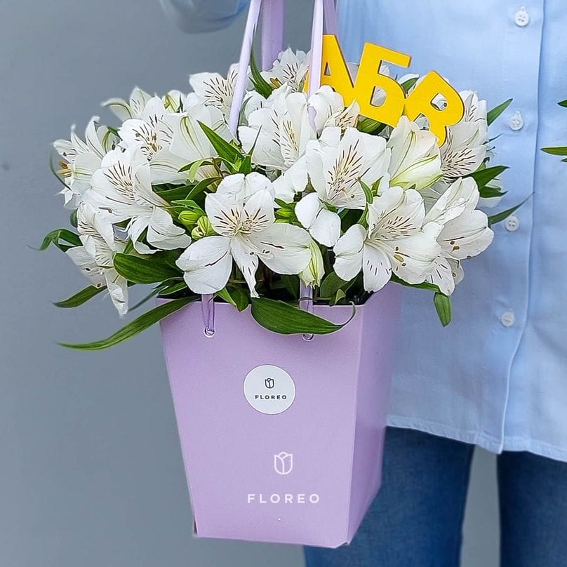 Композиция с белыми альстромериями на 1 Сентября