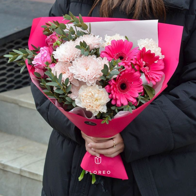 Сборный букет с малиновыми герберами 672