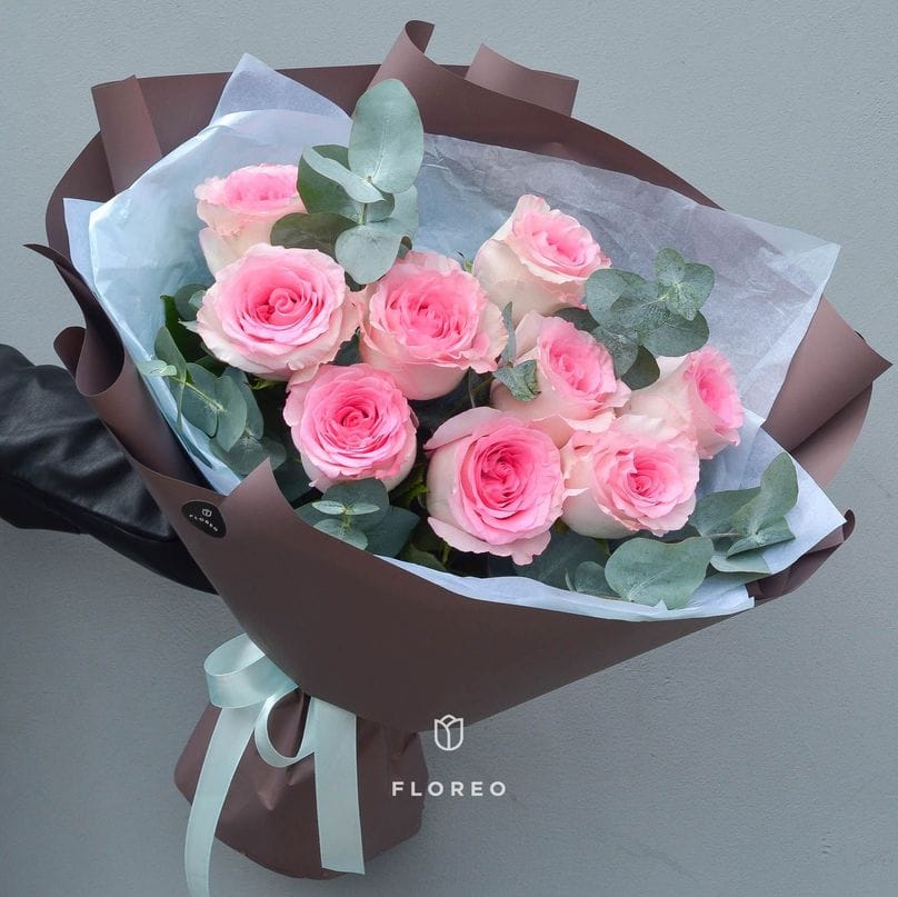 9 роз с эвкалиптом #576