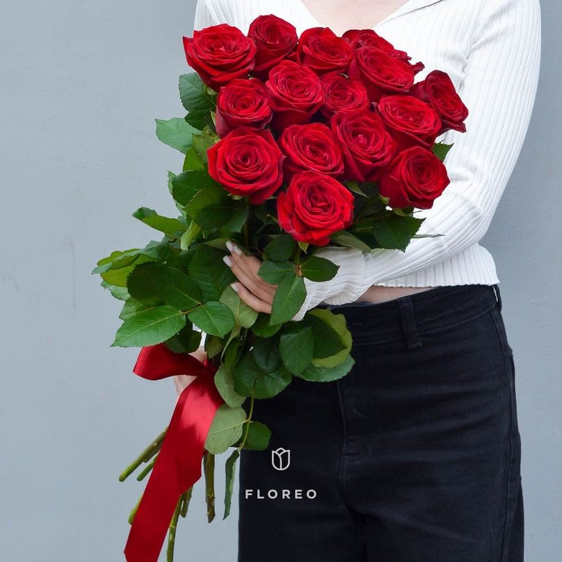 15 красных роз (70 см)