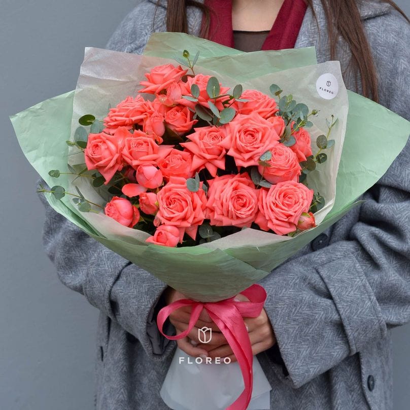 7 ярких кустовых роз с зеленью #849