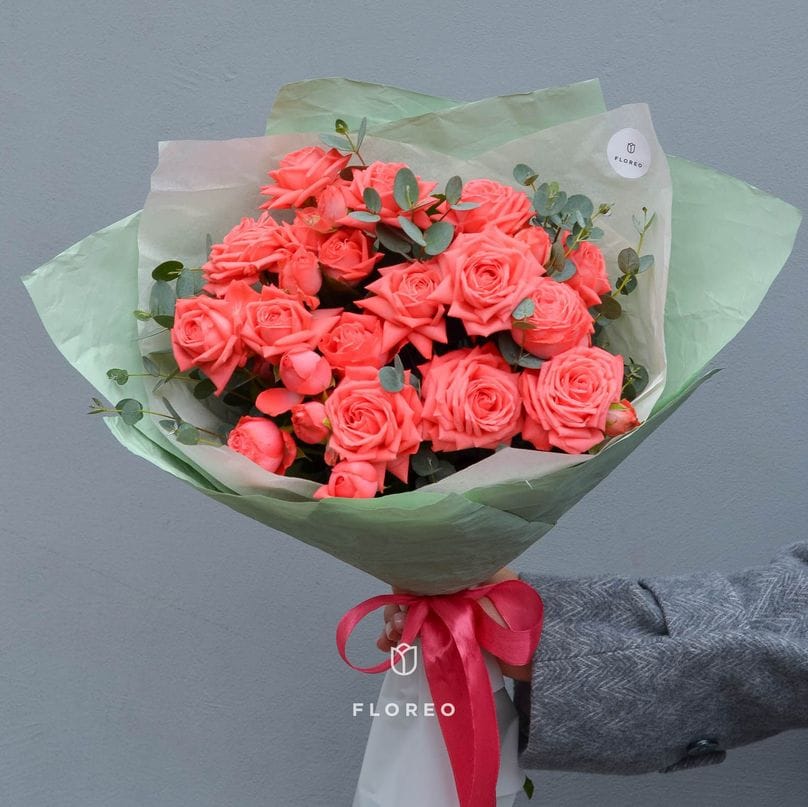 7 ярких кустовых роз с зеленью #849