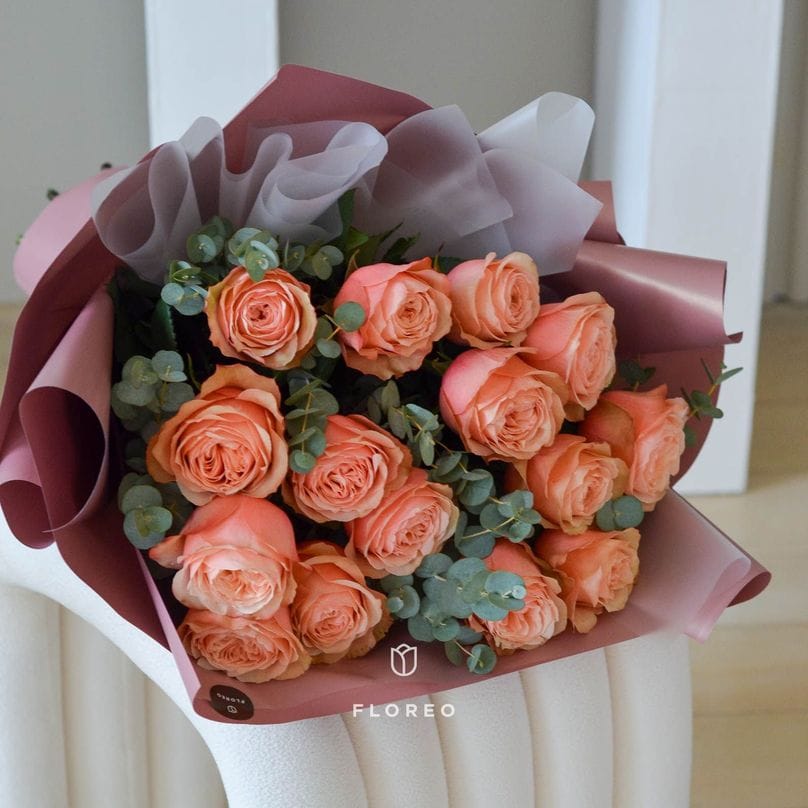 15 пионовидных роз с эвкалиптом #871